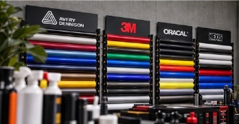 Racks de bobines vinyle Avery Dennison, 3M, Oracal et Hexis — atelier GXS Racing