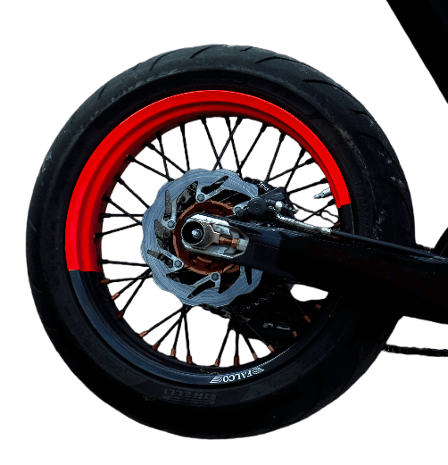 Roue de supermotard avec sticker jante rouge GXS, bande entière visible du pneu au moyeu